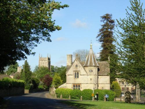 Neeld Arms Hotel Grittleton Exterior foto