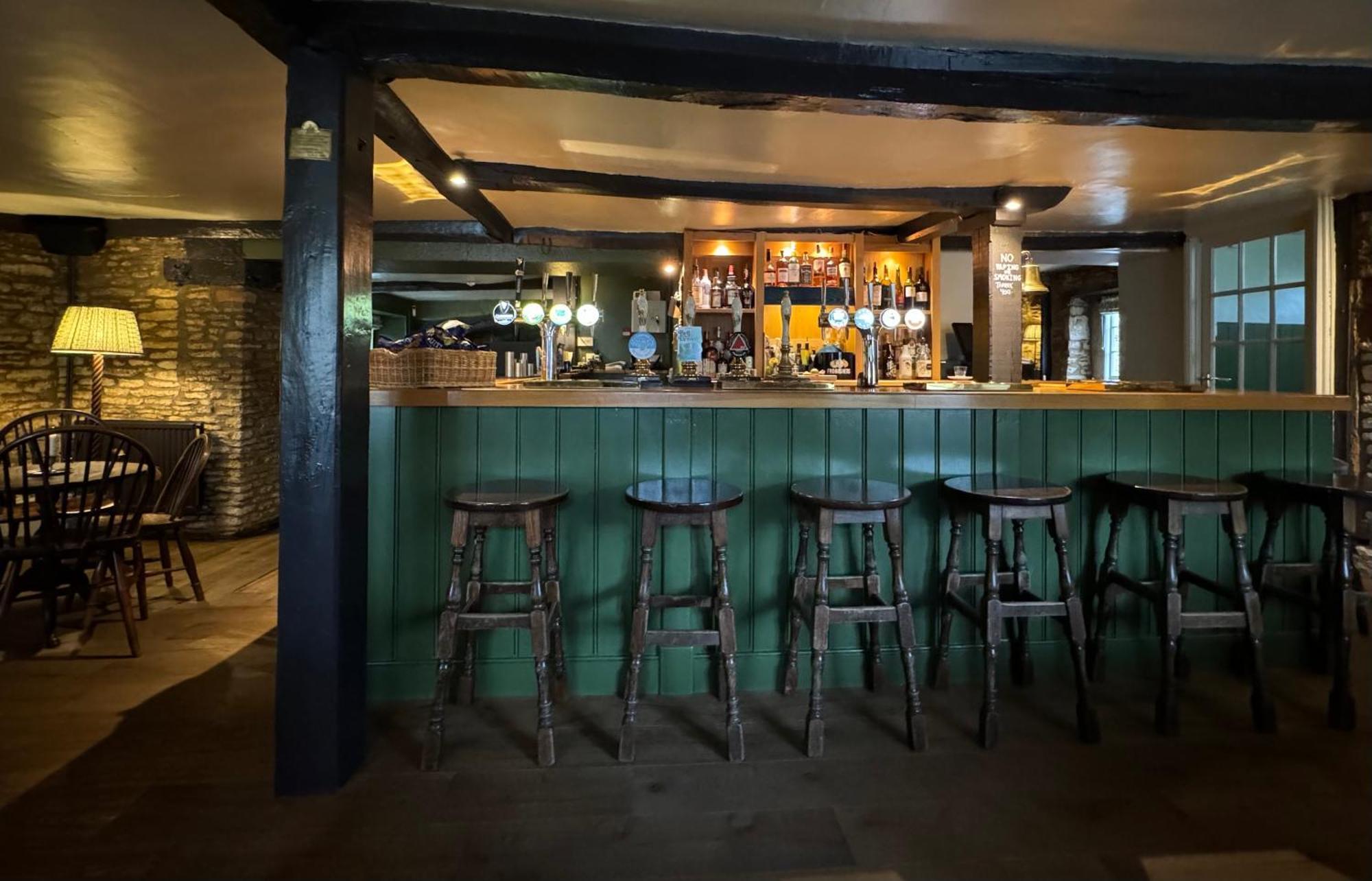 Neeld Arms Hotel Grittleton Exterior foto
