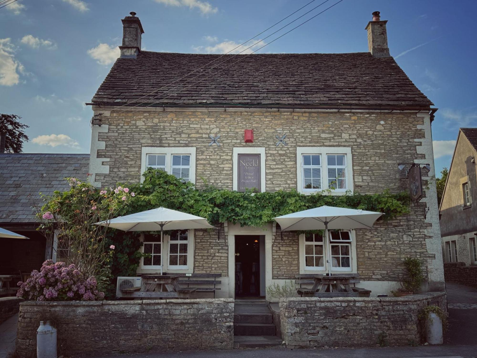 Neeld Arms Hotel Grittleton Exterior foto